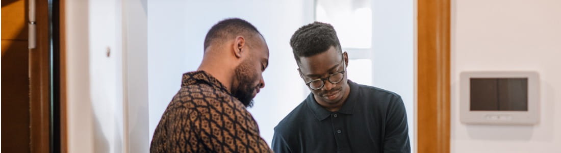 food-delivery-with-meal-kit-on-his-door